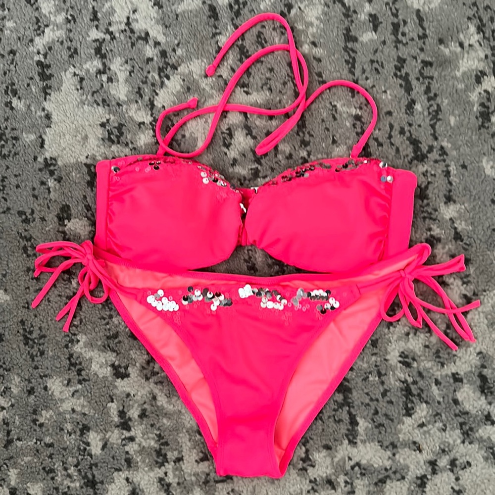Victoria’s Secret swimsuit 👙
